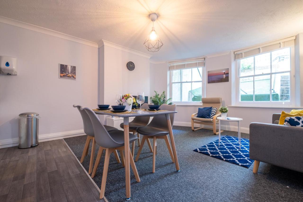 Brunswick In And By 9s Living Apartment *