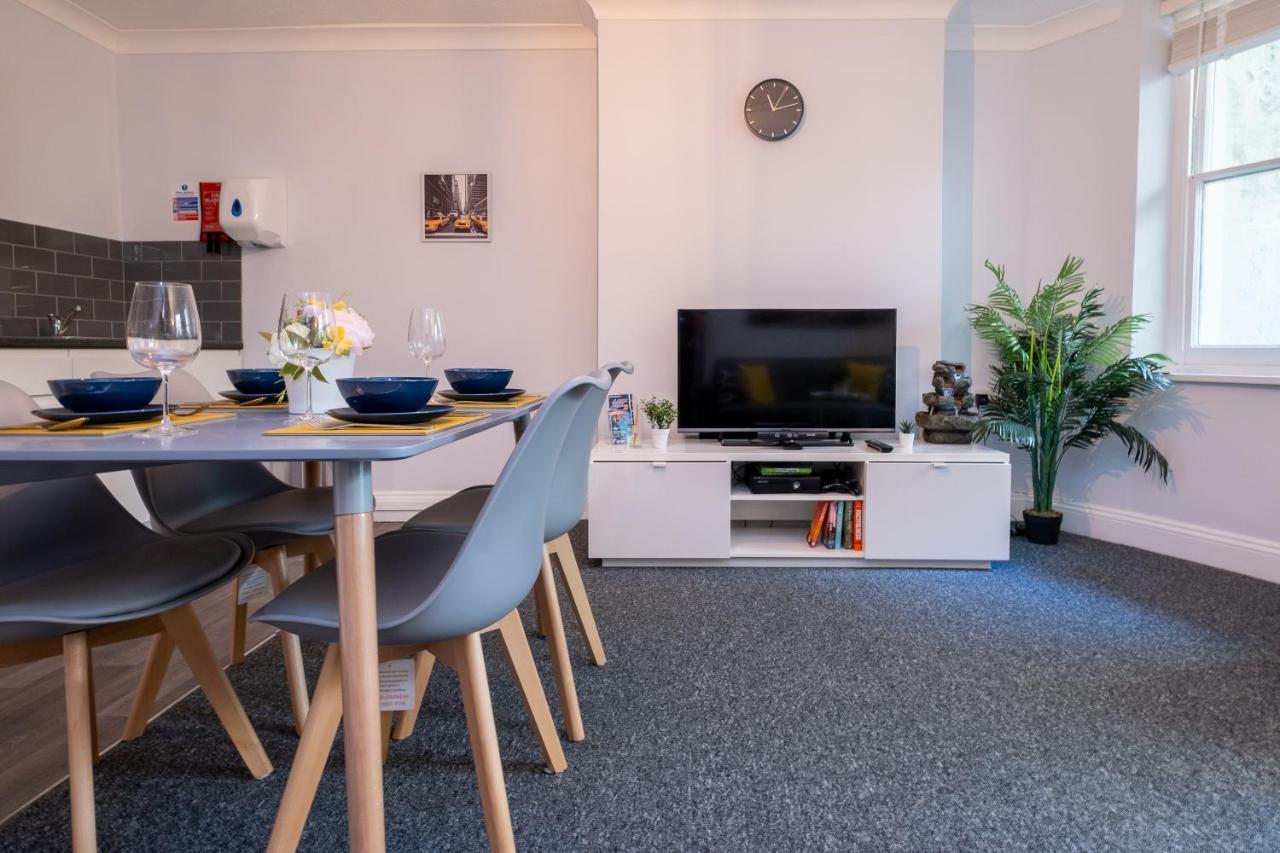 Brunswick In And By 9s Living Apartment *