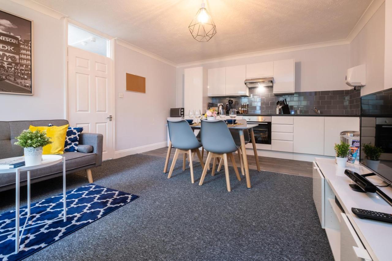 Brunswick In And By 9s Living Apartment *