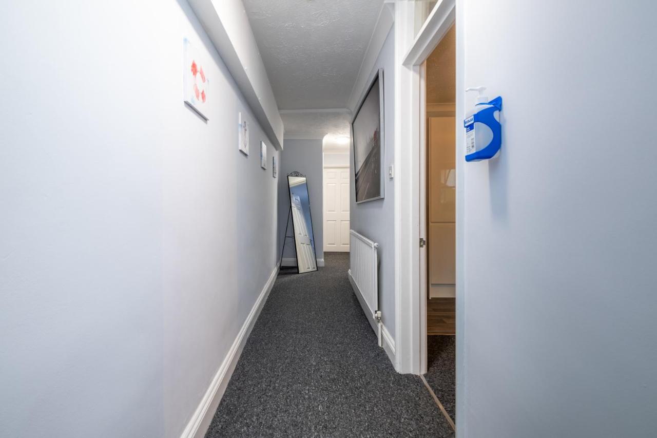 Brunswick In And By 9s Living Apartment *